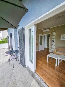 a living room with a table and a couch at Casa dei Cigni in Cannobio