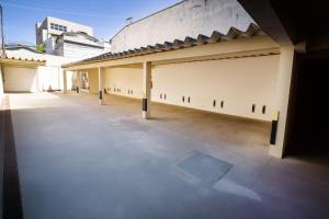 an empty courtyard of a building at Don Carlo Hotel in São Bernardo do Campo