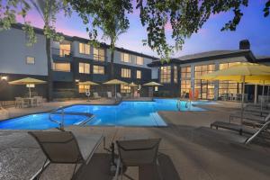 Πισίνα στο ή κοντά στο Central Relaxing 1BR Phoenix Retreat near Airport apts