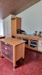 GomadingenにあるZimmer 2の部屋にある木製のテーブルのあるキッチン