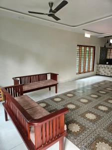HonāvarにあるAadhya Serenity Homestayのリビングルーム(ベンチ2台、ラグ付) +9枚の写真