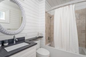 Koupelna v ubytování Tenth on Tybee by Tybee Cottages + 37 fotografií