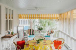 Posezení v ubytování Tenth on Tybee by Tybee Cottages