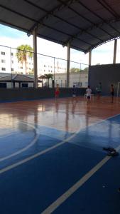 un grupo de personas jugando un juego de frisbee en una cancha en Apartamento 2 quartos Serra, en Serra 9 fotos más