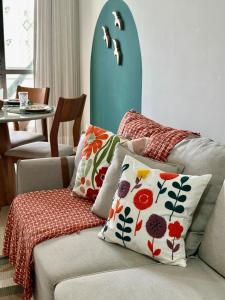 ヴィラ・ヴェーリャにあるM901 Vista Mar Piscina Ar Cond Garagemのリビングルーム(ソファ、枕付)