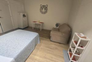 ein Schlafzimmer mit einem Bett, einer Couch und einem Sessel in der Unterkunft Step by step room in Pamplona