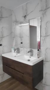 a bathroom with a sink and a mirror at Departamento para PERUMIN AREQUIPA in La Apacheta
