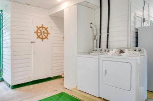 Koupelna v ubytování TYBeeach Cottage by Tybee Cottages + 37 fotografií