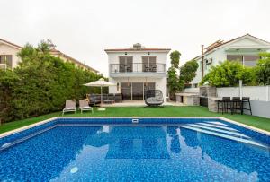 una piscina en el patio trasero de una casa en TelMar Royal Villa, en Mazotos