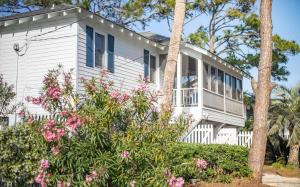 Aed väljaspool majutusasutust Wicker Cottage by Tybee Cottages