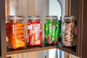 云顶高原Antara Genting Suites by Silaslee的摆满食物和蔬菜罐子的架子