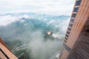 云顶高原Antara Genting Suites by Silaslee的云中城市的空中景观