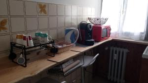 a kitchen counter with a counter top with a microwave at Apartamento Tita in Canosio