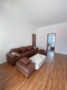 Una sala de estar con un sofá y una mesa de café. en Villa Sea 12, en Ðong Thon