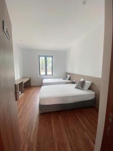 Un dormitorio con dos camas y una ventana. en Villa Sea 12, en Ðong Thon