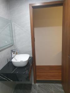 baño con lavabo blanco en la encimera en Villa Sea 12, en Ðong Thon