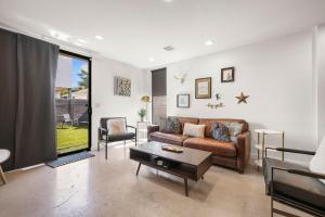 un soggiorno con un divano e un tavolo di Modern East Austin House by Barcle ad Austin