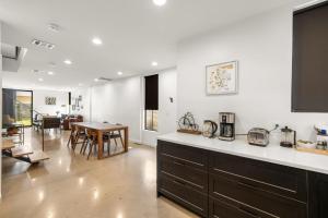 una cucina e un soggiorno con un tavolo e un bancone di Modern East Austin House by Barcle ad Austin
