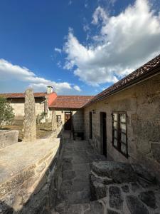 an outside view of a stone building with a sky at Casa Rural Melon in Melón