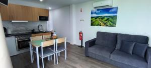 ein Wohnzimmer mit Sofa und Tisch in der Unterkunft Flor da Natureza - Natureza in Pilar