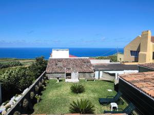ein Blick auf einen Hinterhof mit dem Meer im Hintergrund in der Unterkunft Flor da Natureza - Natureza in Pilar