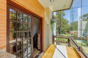 Zimmer mit einem Balkon und einem großen Fenster in der Unterkunft Apto 300m do lago negro em Gramado/RS RLN0104 in Gramado + 21 Fotos