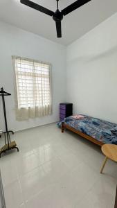 Postel nebo postele na pokoji v ubytování AS Suria Homestay Banglo Kubang Kerian + 7 fotografií