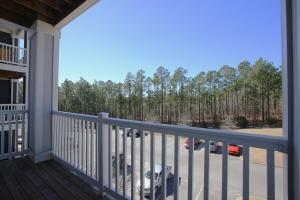 - Balcón con vistas al bosque en Luxury Apt near Ft Jackson, en Columbia