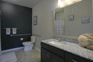 Un baño con lavabo, inodoro y espejo. en Luxury Apt near Ft Jackson, en Columbia 14 fotos más