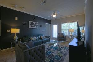 una sala de estar con un sofá y una mesa en Luxury Apt near Ft Jackson, en Columbia