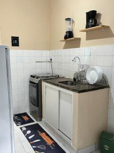 ノヴァ・イグアスにあるCasa em Nova Iguaçuのシンクとコンロのあるキッチン