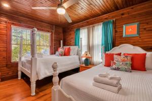 Voodi või voodid majutusasutuse Wish Upon a Starfish Cottage by Tybee Cottages toas