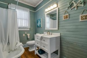 Vannituba majutusasutuses Wish Upon a Starfish Cottage by Tybee Cottages +43 fotot