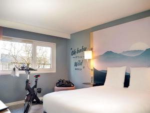 a bedroom with a large bed and a window at Mercure Annemasse Porte De Genève in Gaillard