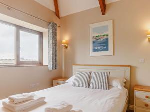 una camera da letto con un letto bianco e una finestra di 3 Bed in Launceston 57287 a Launceston