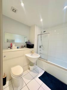 Gallery image of Spacious Room in Cardiff Bay Apartment with Private Bathroom in Cardiff +6 photos