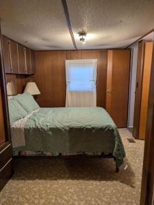 une chambre avec un lit et une fenêtre dans l'établissement Anchor In WaterFront Lake Marion, à Summerton