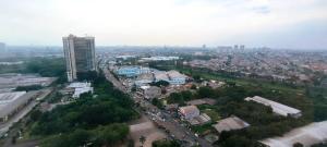 eine Luftaufnahme einer Stadt mit einem hohen Gebäude in der Unterkunft Springwood Bright Escape Studio in Warungmangga