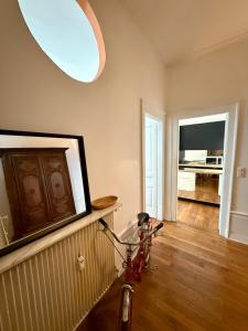 un soggiorno con una bicicletta parcheggiata in una stanza di Le Granvelle a Besançon