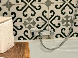 una doccia in un bagno con carta da parati in bianco e nero di Le Granvelle a Besançon Altre 33 foto