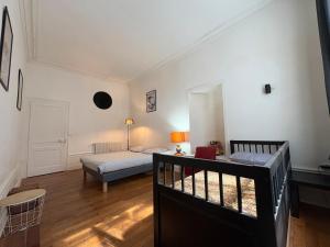 una camera con letto e culla di Le Granvelle a Besançon