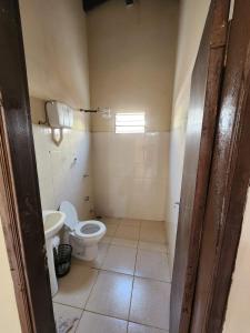 a bathroom with a toilet and a sink at Casa Nova aeroporto in Luque
