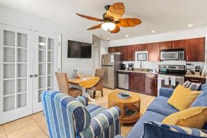 Nhà bếp/bếp nhỏ tại Direct Oceanview Open Tonite!