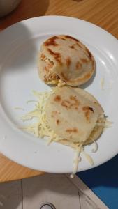 un plato de comida con dos tacos y queso en Pousada Solar Curitiba, en Curitiba