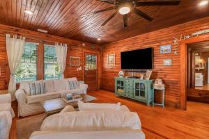 Televiisor ja/või meelelahutuskeskus majutusasutuses Wish Upon a Big Starfish by Tybee Cottages