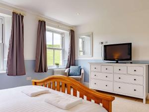 TV a/nebo společenská místnost v ubytování 4 Bed in Looe 82662