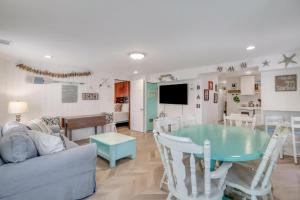 Televiisor ja/või meelelahutuskeskus majutusasutuses Wish Upon a Lil' Starfish by Tybee Cottages