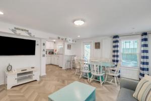 Köök või kööginurk majutusasutuses Wish Upon a Lil' Starfish by Tybee Cottages