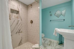 Vannituba majutusasutuses Wish Upon a Lil' Starfish by Tybee Cottages +17 fotot