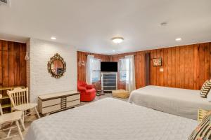 Voodi või voodid majutusasutuse Wish Upon a Lil' Starfish by Tybee Cottages toas